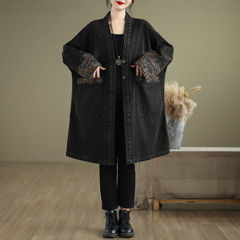 Женская джинсовая куртка с V-образным вырезом и большими карманами