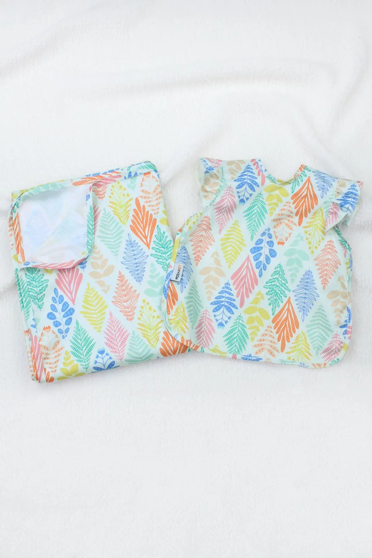 

Modakids Leaf Pattern Fluid Bib and High Chair Cover