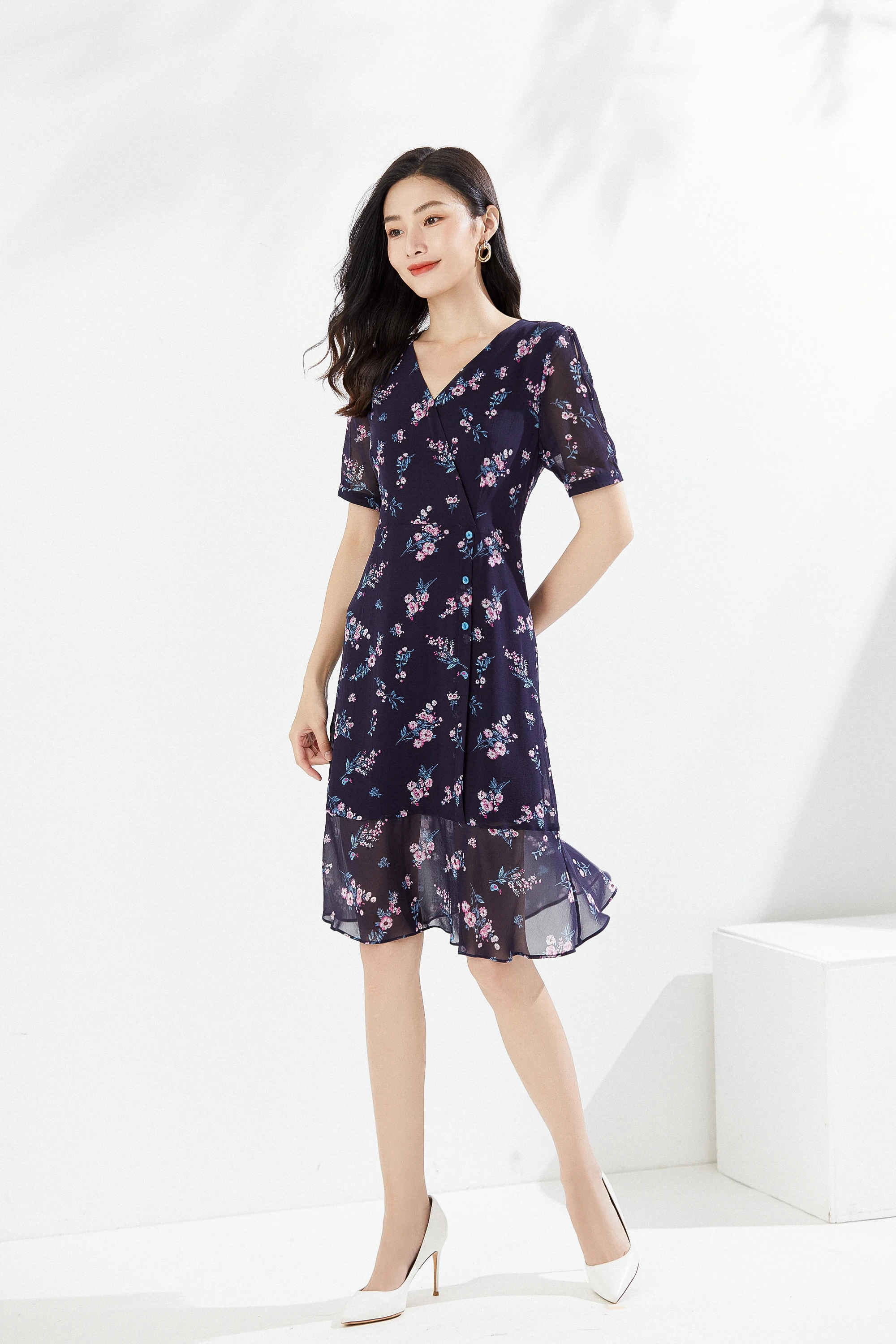 

Женское Летнее шелковое платье до колен с цветочным принтом и V-образным вырезом