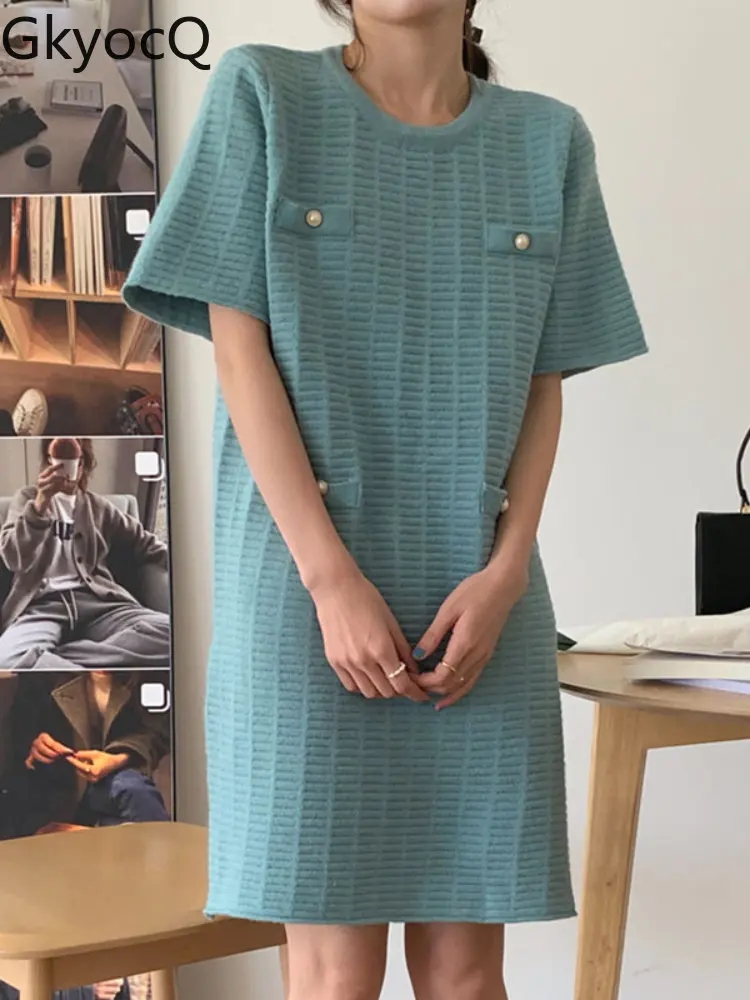 

Женское трикотажное платье-свитер с коротким рукавом и круглым вырезом