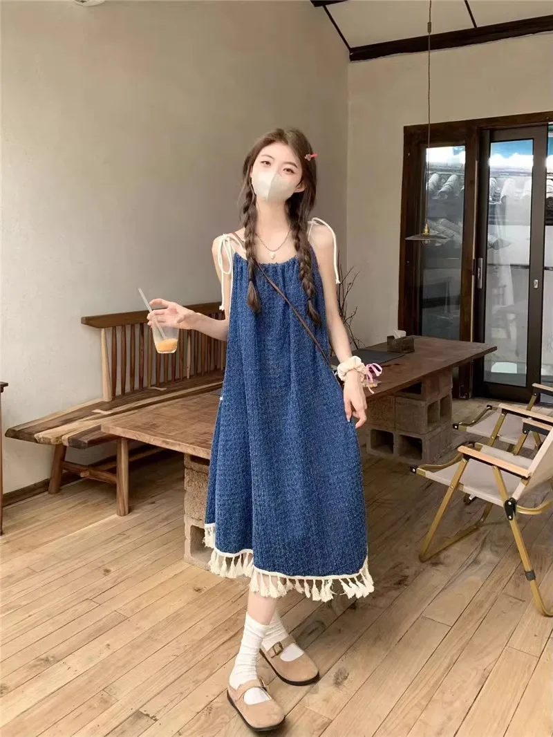 Женское платье средней длины из джинсовой ткани эффектное приталенное с