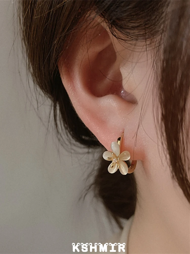 

2022 new niche design clasp earrings for women with high sense of light luxury and simple temperament