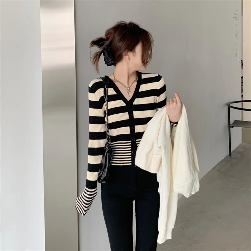 

Striped V-neck Women's Knitted Cardigan Long-sleeve Jacket Woman Fashion 2022 Autumn New Slim Short Sweater Female Bottoms