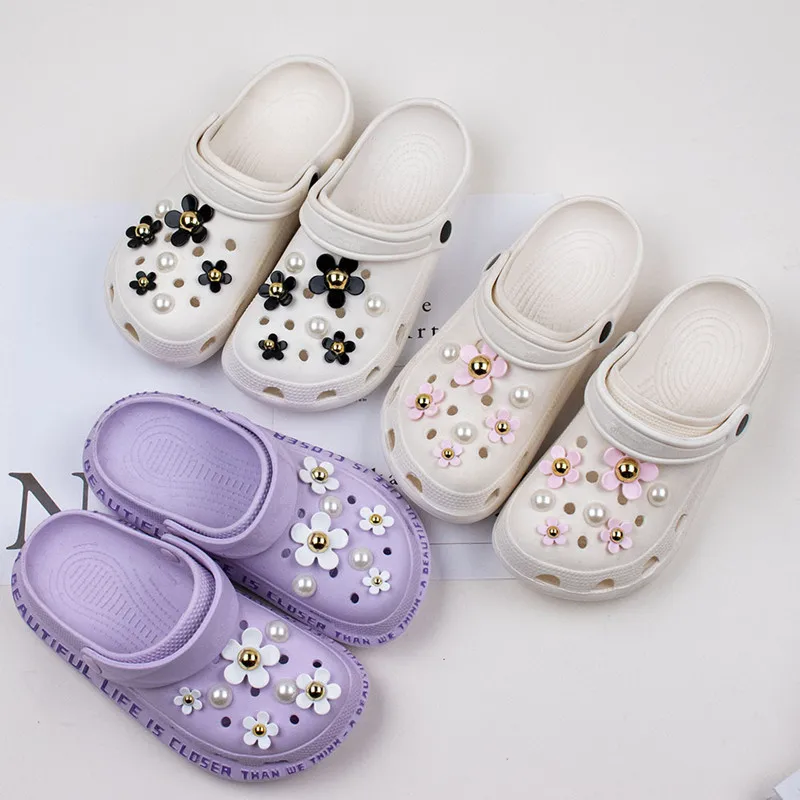 

New Croc Charms Lovely Smiling Face Flower Accessories Shoe Charms Small Daisy Shoe Flower Decorative Buckle Finished Products