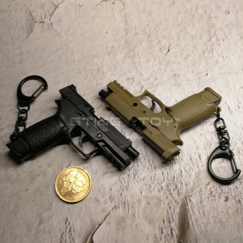 Модель пистолета P320 (пластик), брелок-игрушка, разборный, с пустым магазином для вставкивытачивания патронов, без стрельбы (art.: 3920d4e8aba7d) - 3920d4e8aba7d