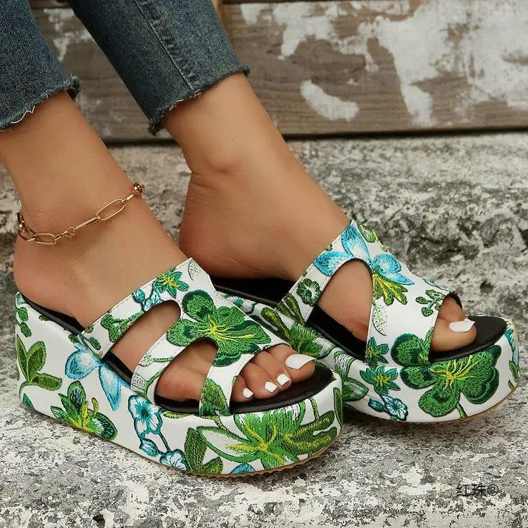 

Low Shoes Woman 2023 Slippers Summer Big Size Platform Pantofle Flat New Rubber Hoof Heels PU Rome Embroider Basic Fabric Floral