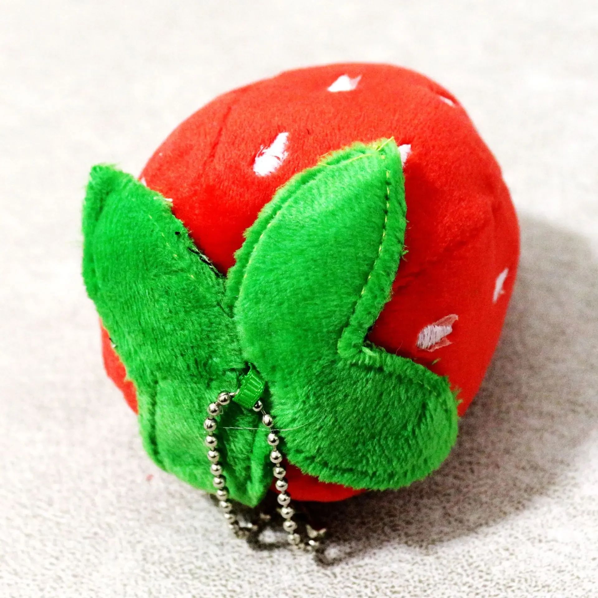 Подвеска в виде клубники 10 см