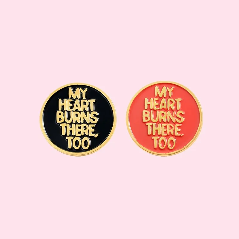 

Оптовая продажа, креативные черные и красные Круглые Эмалированные булавки с индивидуальными буквами «мой сердце ожоги тоже», Значки из сп...