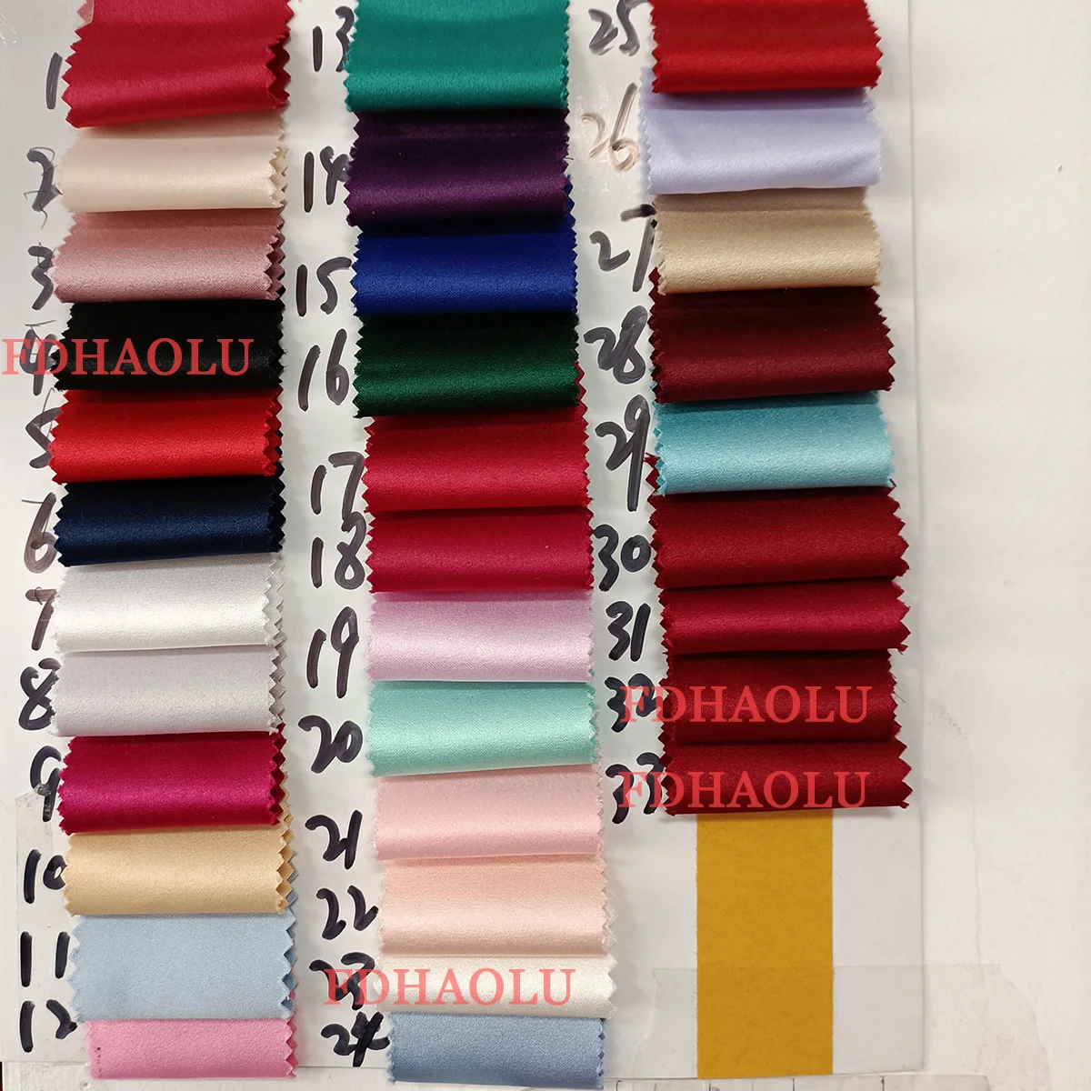 Женское атласное вечернее платье AE47 темно-синее длинное с V-образным вырезом