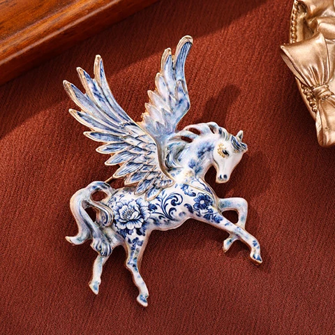 Броши с летящей лошадью