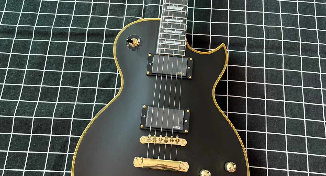 Электрогитара ESP черный цвет корпус из красного дерева накладка палисандра