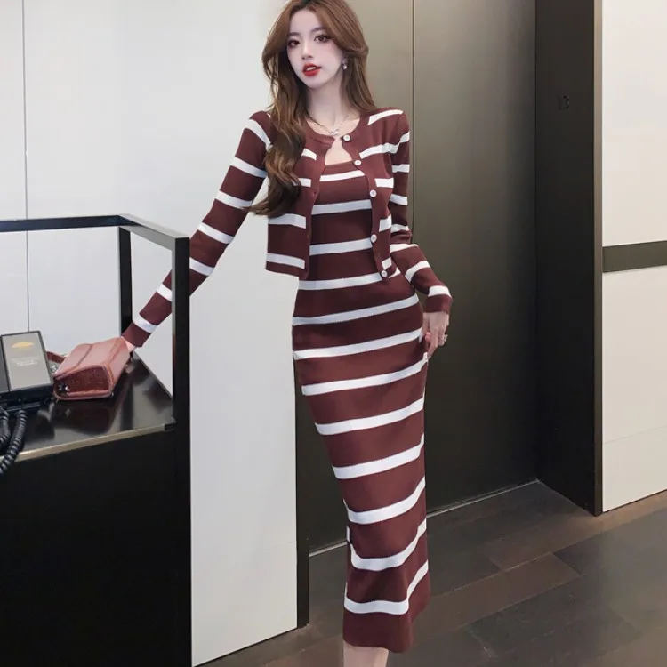 

Осенний вязаный комплект из двух предметов в полоску, корейский женский вязаный кардиган, свитер + сексуальное облегающее платье-футляр на ...