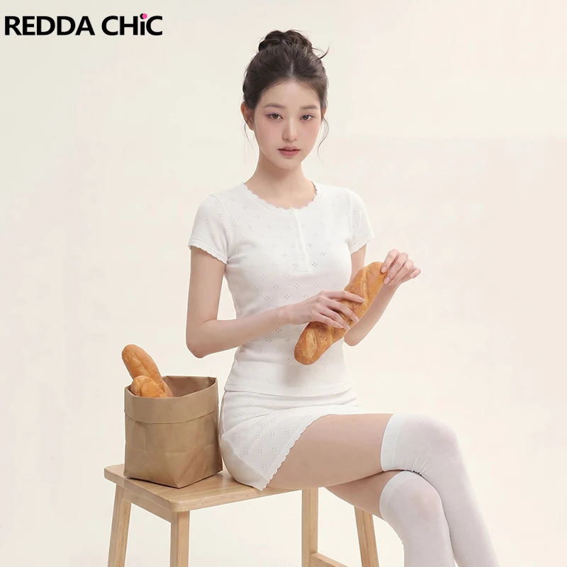 Фото REDDACHiC Современный комплект: футболка-хенли с глубоким V-образным вырезом и мини-юбка с низкой посадкой, облегающий летний комплект для отдыха №1