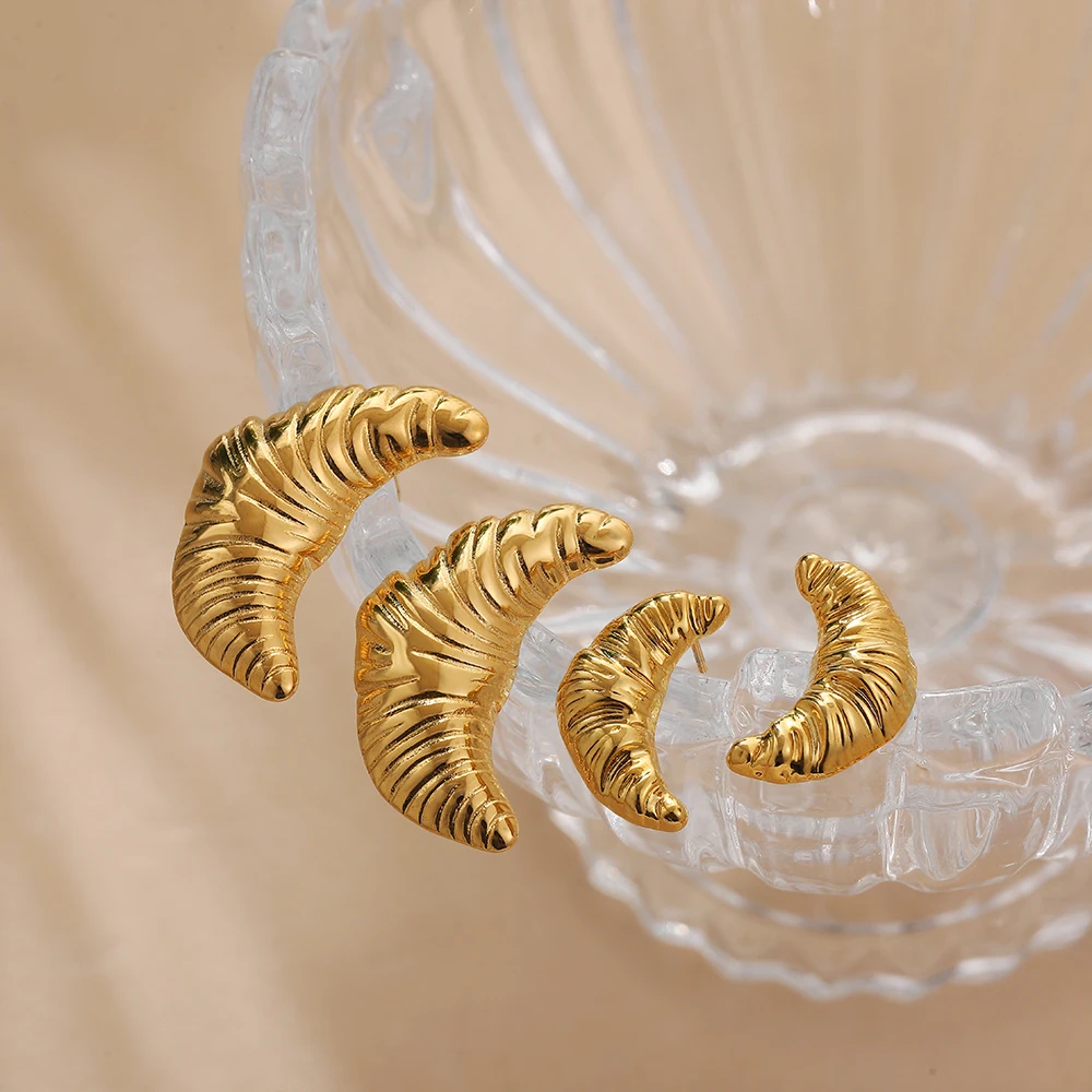 Золотистые текстурные гладкие металлические маленькие серьги-гвоздики в форме