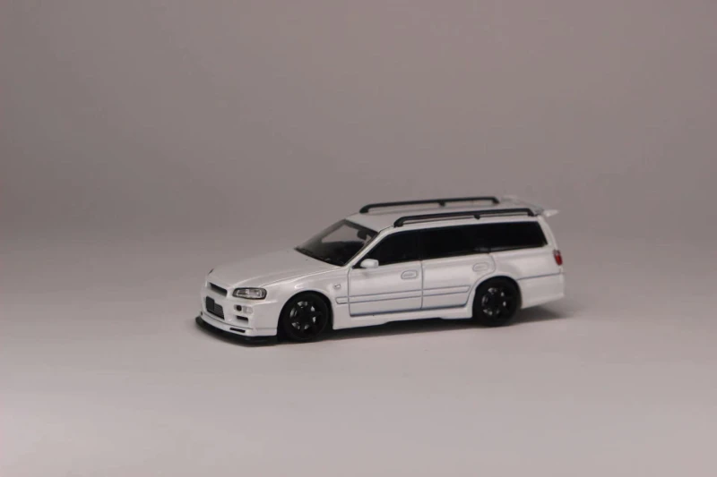 Дешево Уличное оружие SW 1:64 Nissan Stagea R34 жемчужно-белый литая модель автомобиля Скидка Уличное оружие SW 1:64 Nissan Stagea R34 жемчужно-белый литая модель автомобиля