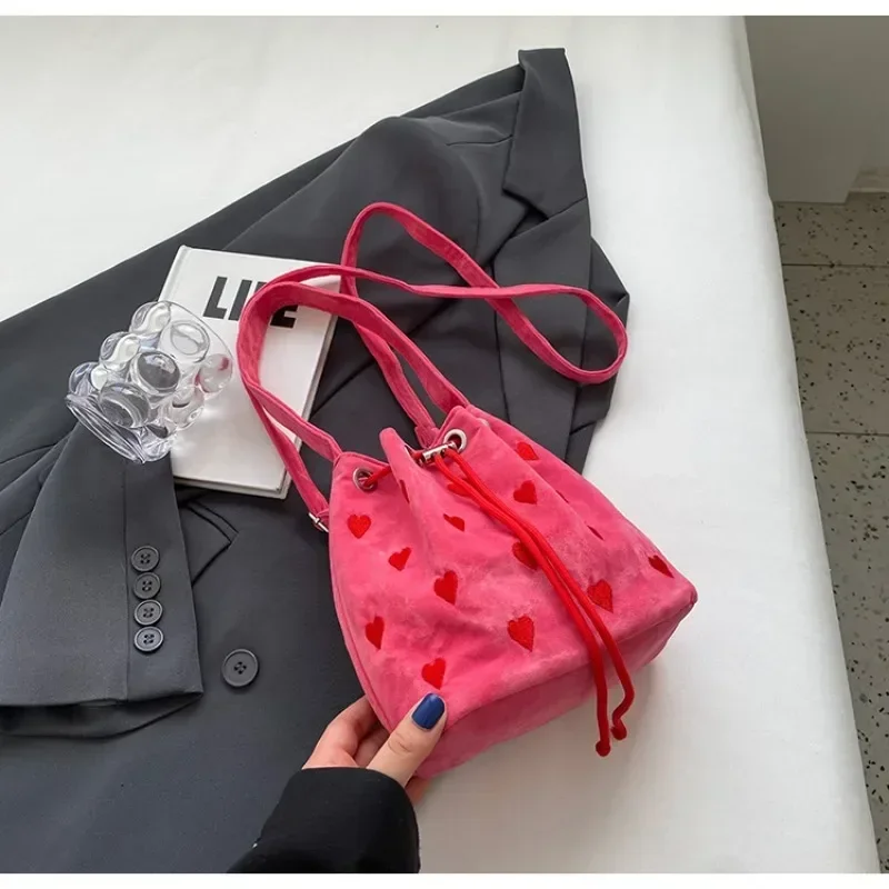 Женская сумка через плечо с вышивкой и завязкой