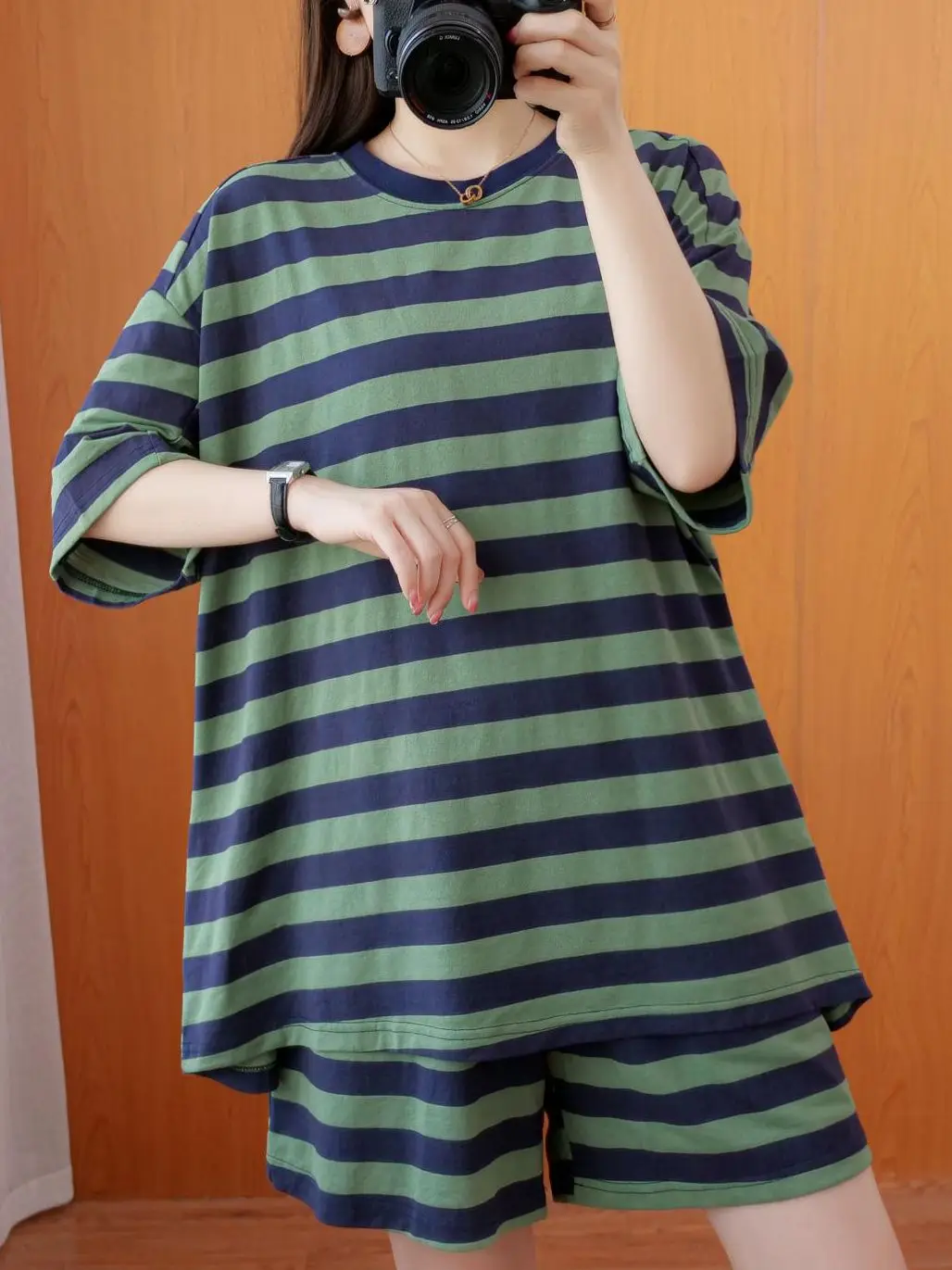 

Летний женский модный костюм оверсайз с коротким рукавом, повседневный Полосатый пуловер с круглым вырезом и шорты с эластичной талией, комплект из двух предметов