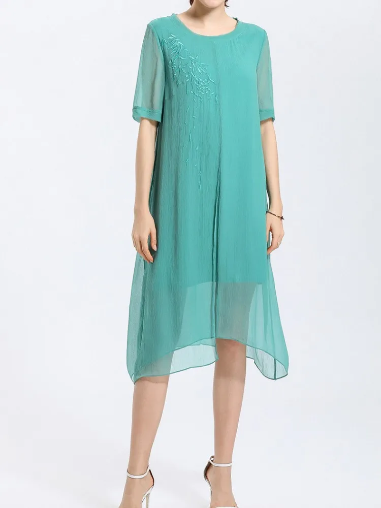 

Женское Летнее шелковое однотонное свободное платье с вышивкой кораллового цвета