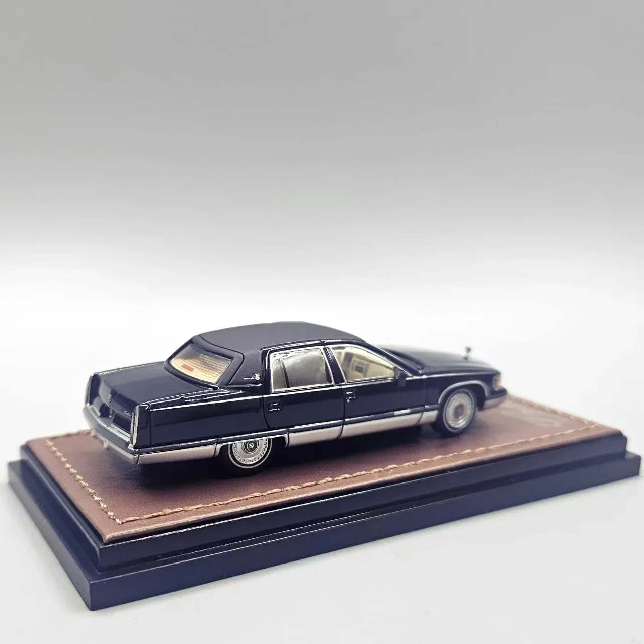 Литая под давлением модель автомобиля GOC 1:64 Fleetwood Black