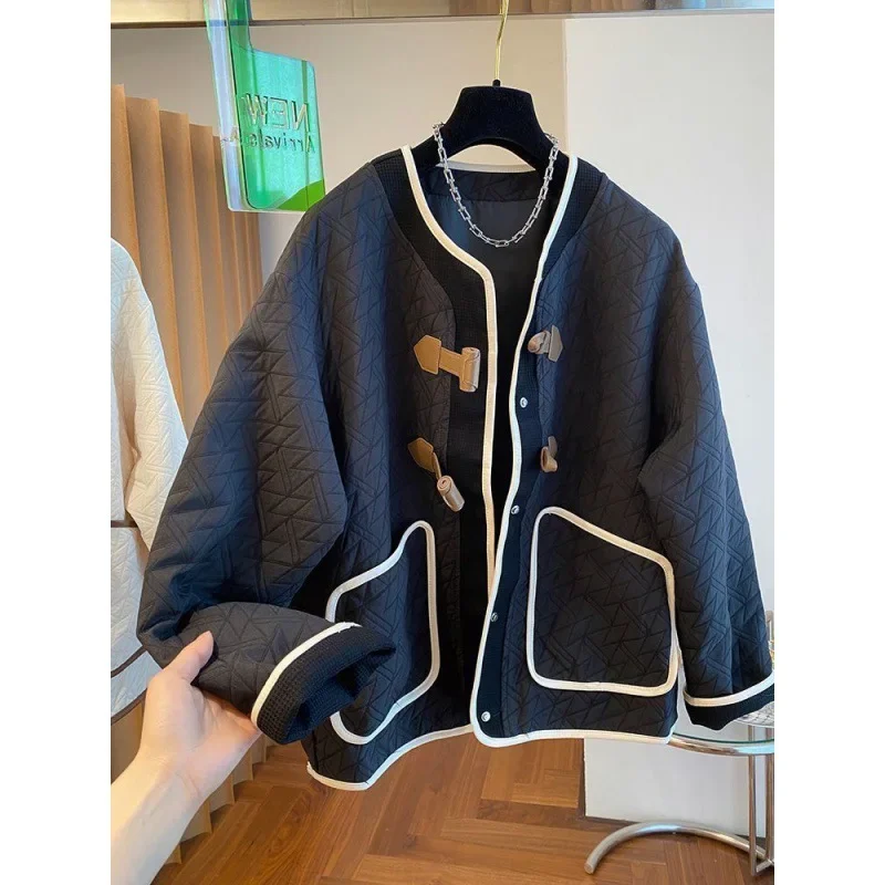 Женская куртка с круглым вырезом тонкая приталенная роговыми пуговицами и