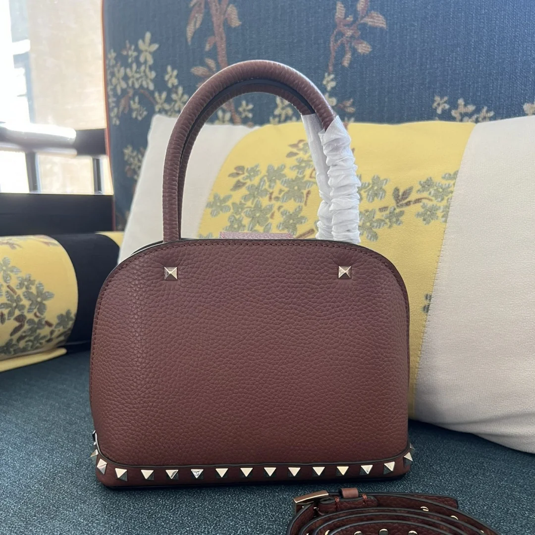 Женская кожаная большая сумка-трансформер — ремешок с заклепками ручка