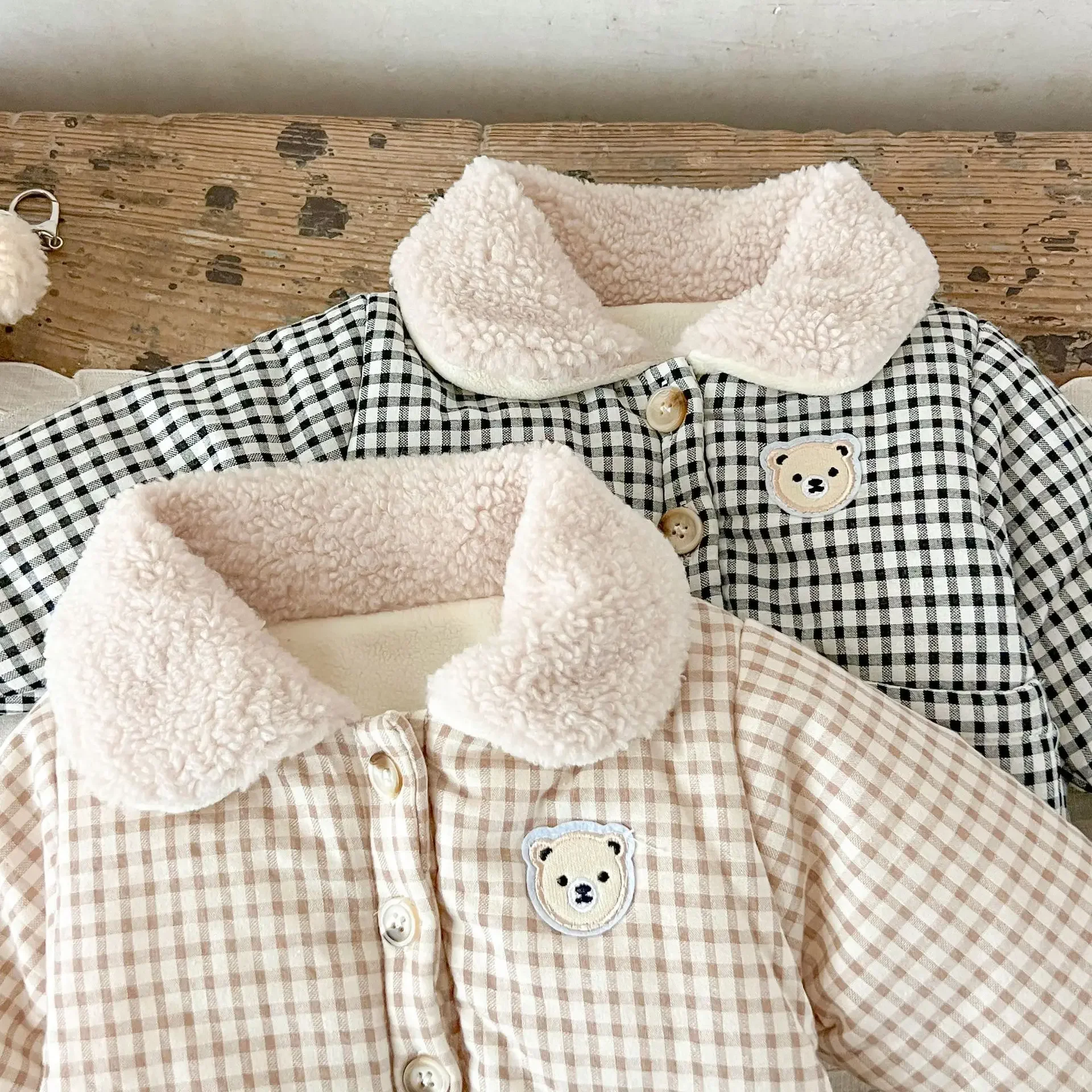 Фото LILIGIRL зимняя одежда для маленьких девочек, клетчатое пальто, теплая детская хлопковая стеганая куртка на флисовой подкладке с вышивкой мультяшного медведя №4