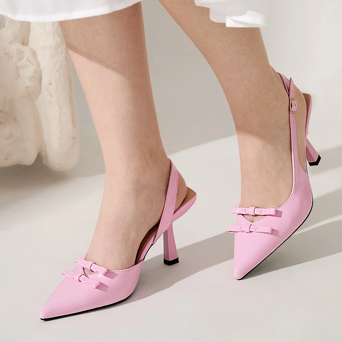 Летние женские модные босоножки на высоком каблуке с острым носком и пряжкой