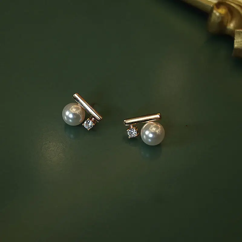 

2022 New Minimalism Rhinestone Pearl Earrings for Woman Fashion Elegance One Mermaid Pearl Stud Earrings Wedding Jewelry Gift