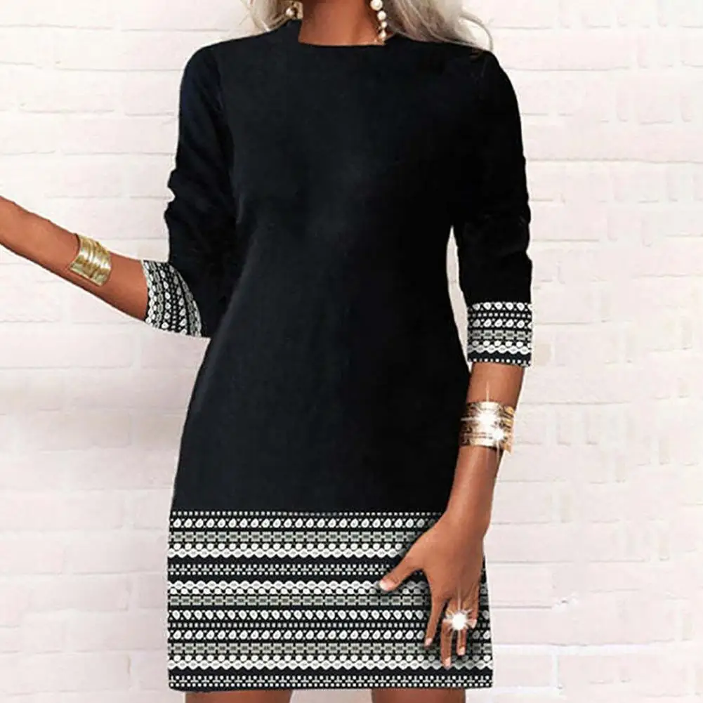 

Платье-мини демисезонное с круглым вырезом и принтом