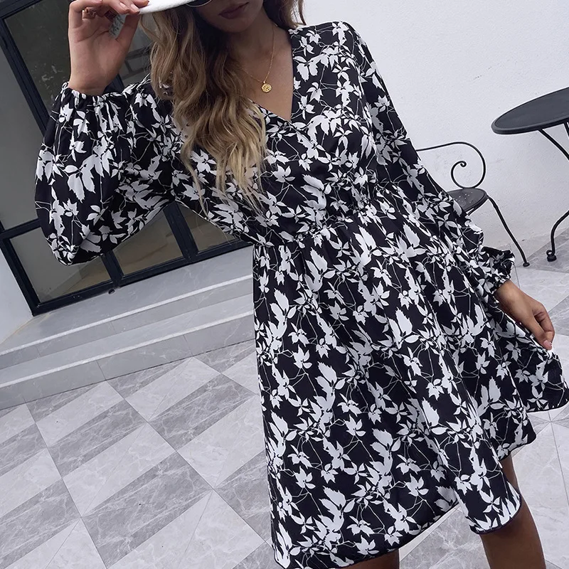 

Женская юбка с v-образным вырезом и завышенной талией