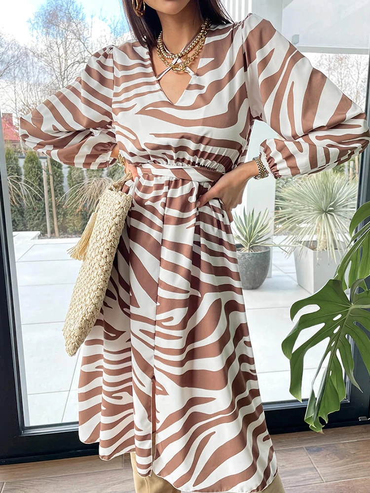 

Женское платье с длинным рукавом и V-образным вырезом, средней длины