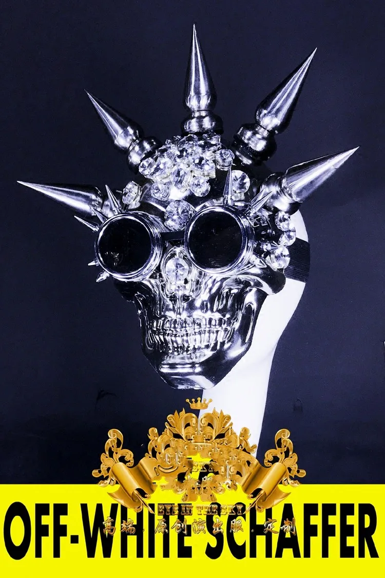 Женский костюм для танцев на лице