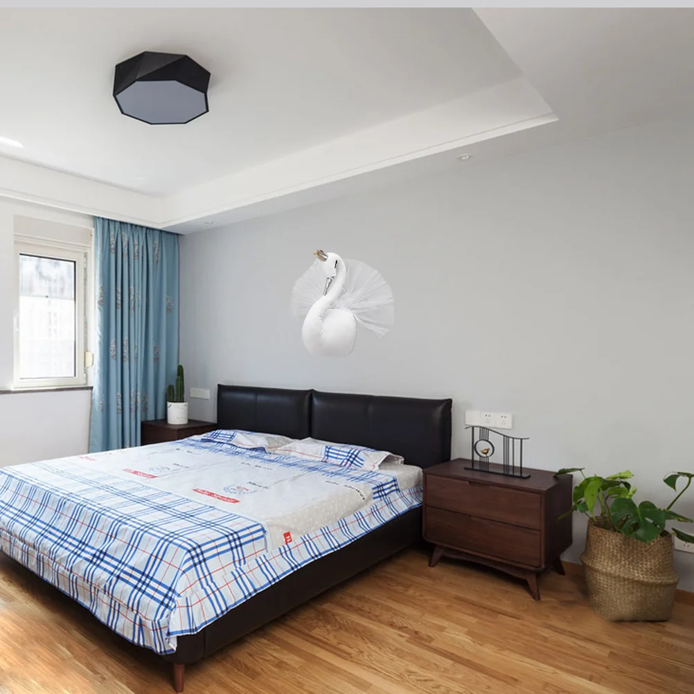 Плюшевые игрушки украшают золотые декоративные настенные крючки с головами