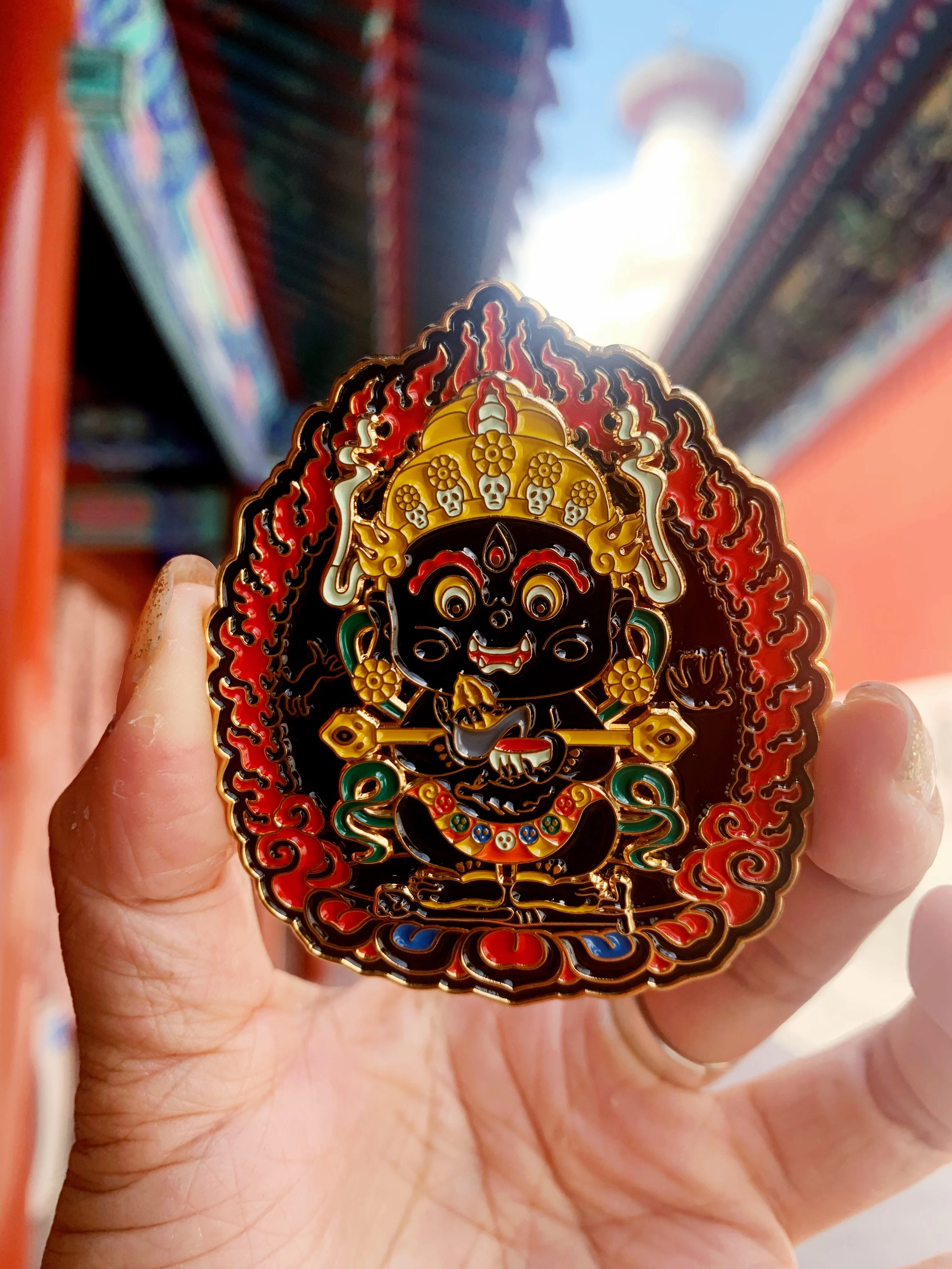 Наклейка на холодильник с золотой крылатой птицей большой черный нос слона