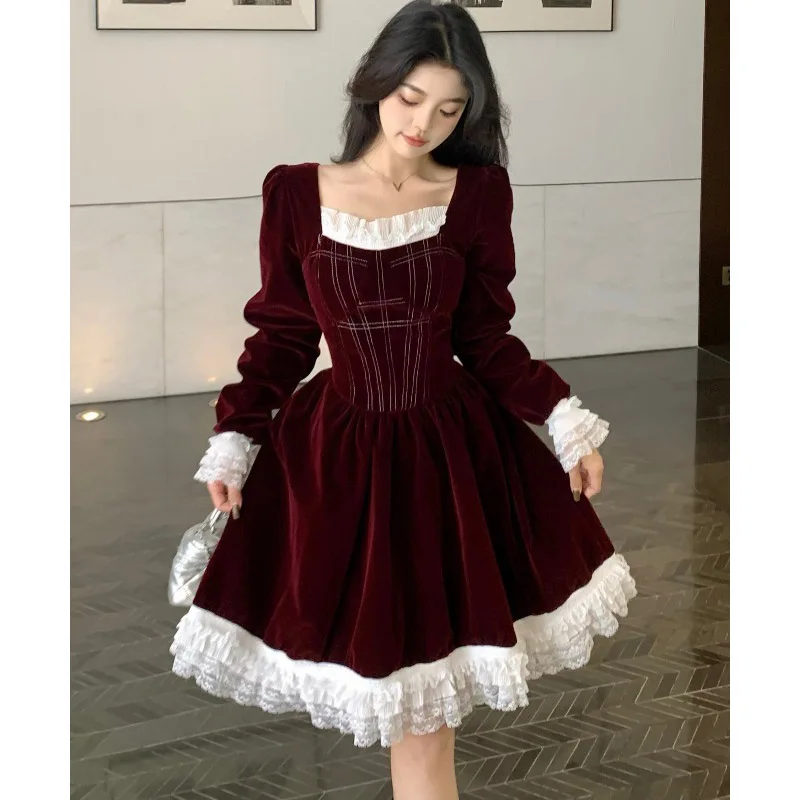 Бархатное платье больших размеров с квадратным воротником и кружевной строчкой