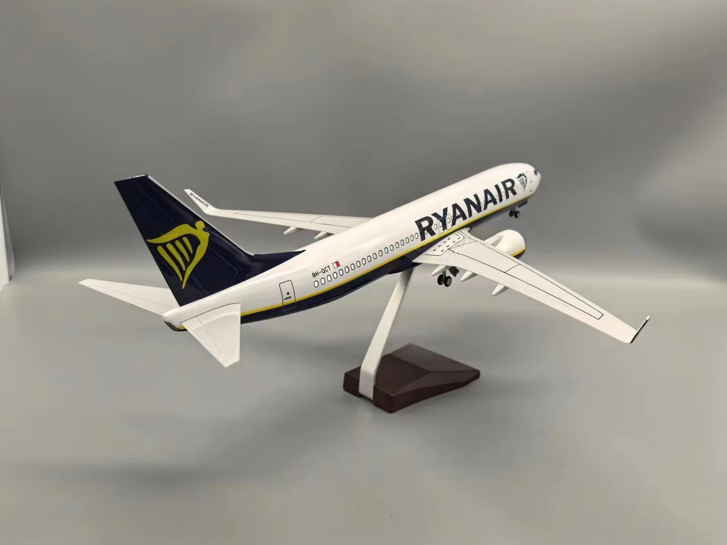 Фото Масштаб 47 см 737 Модель самолета Ryanair b737 Модель самолета Комплект модели самолета со светодиодной подсветкой Материал из искусственной смолы с высокой имитацией №2