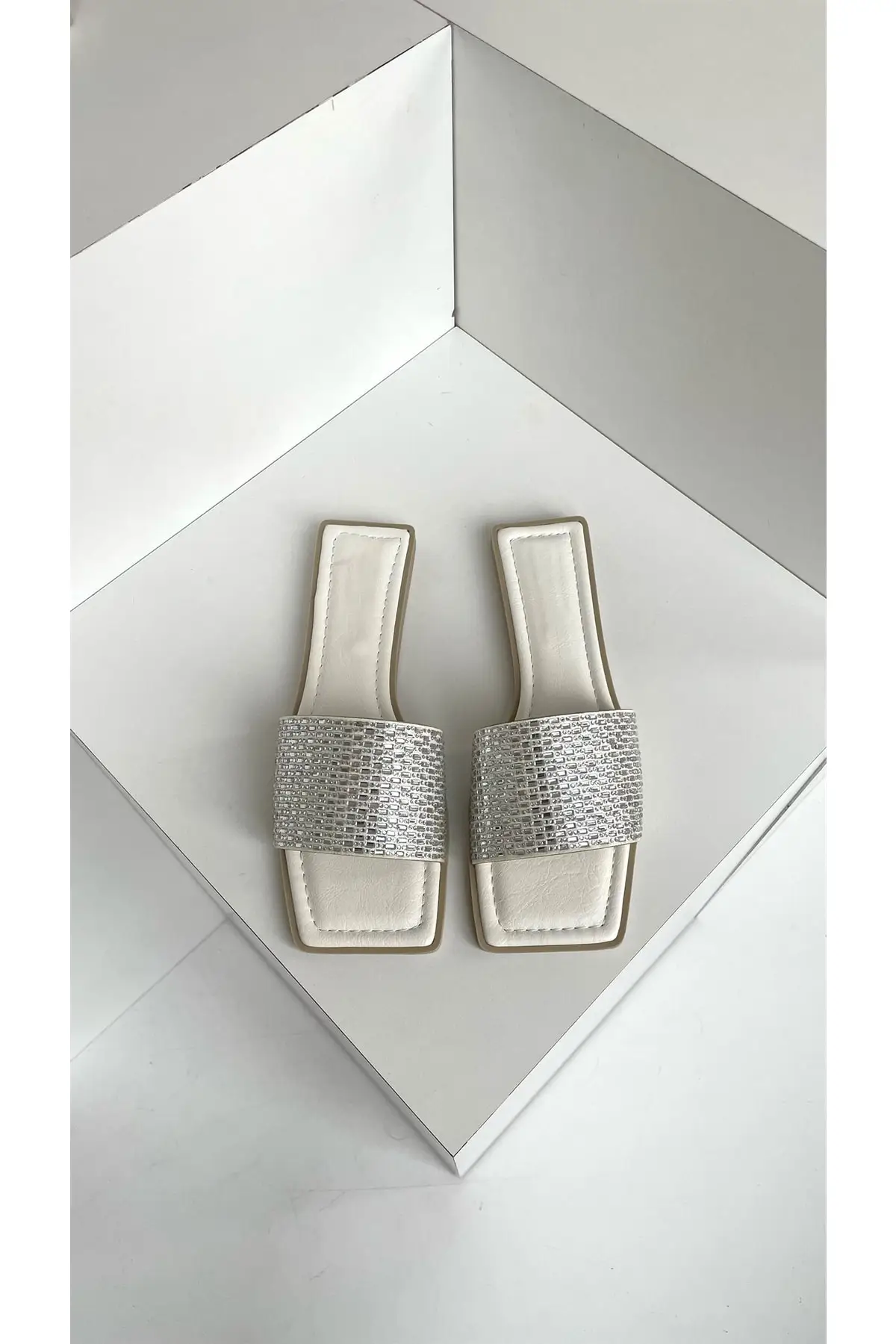 Women slippers with white stone