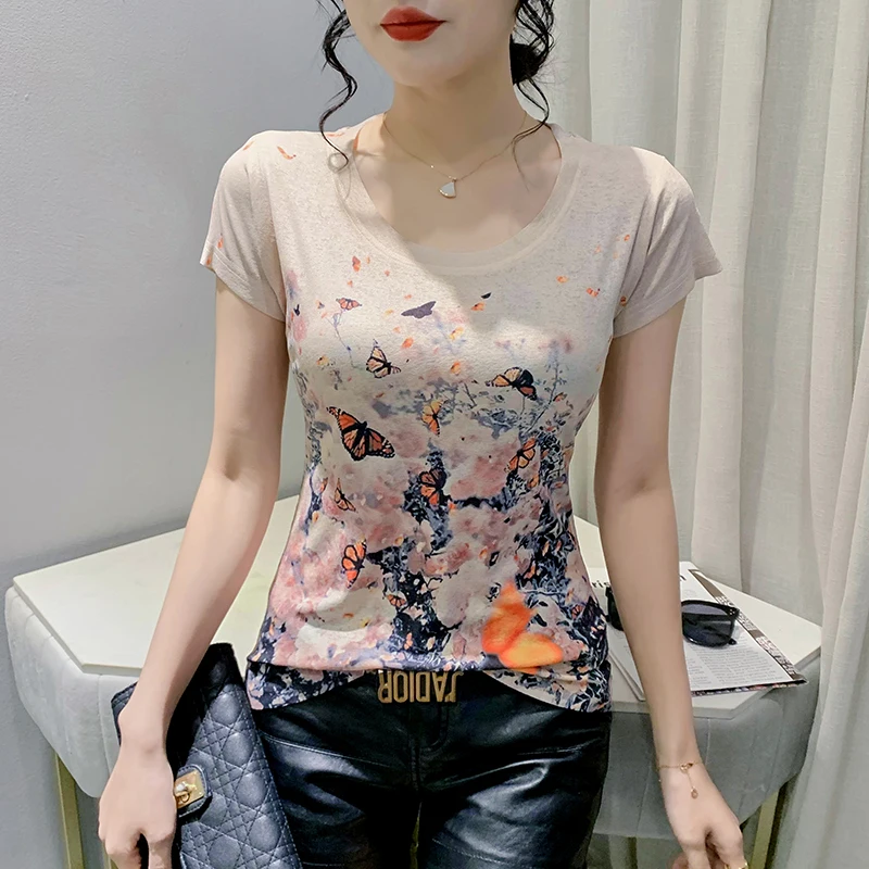

Женская футболка с круглым вырезом, коротким рукавом и принтом бабочки