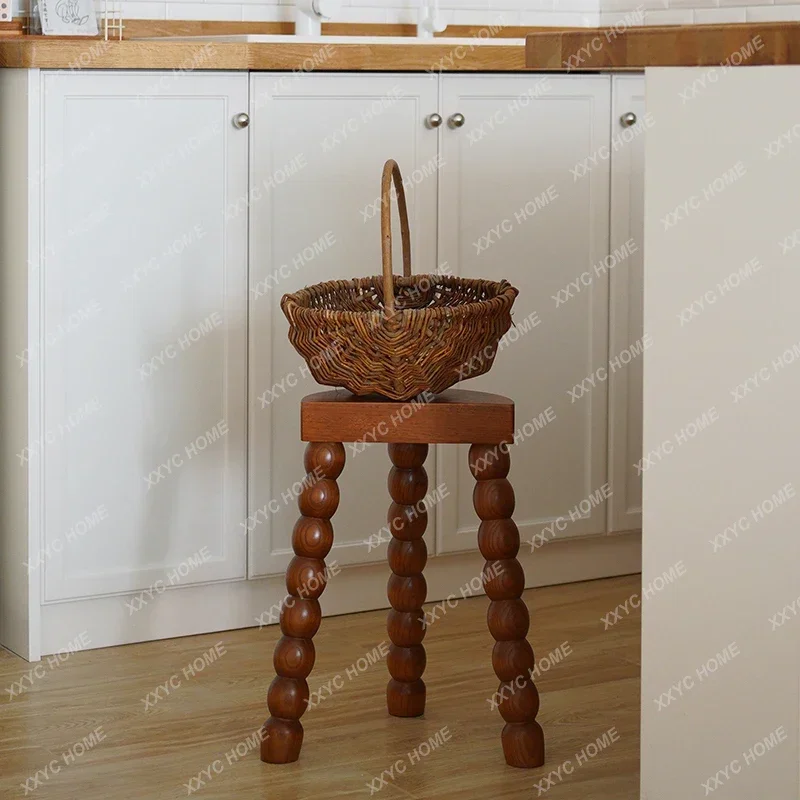 Низкий антикварный приставной столик из цельного дерева во французском стиле