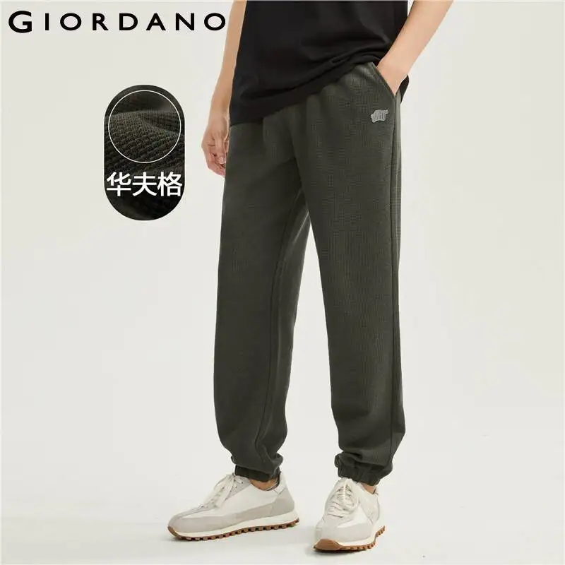 GIORDANO Men Joggers Letter Badge Ankle Length Athleisure Joggers Comfort Elastic Waist Fashion Waffle Casual Joggers 01123455