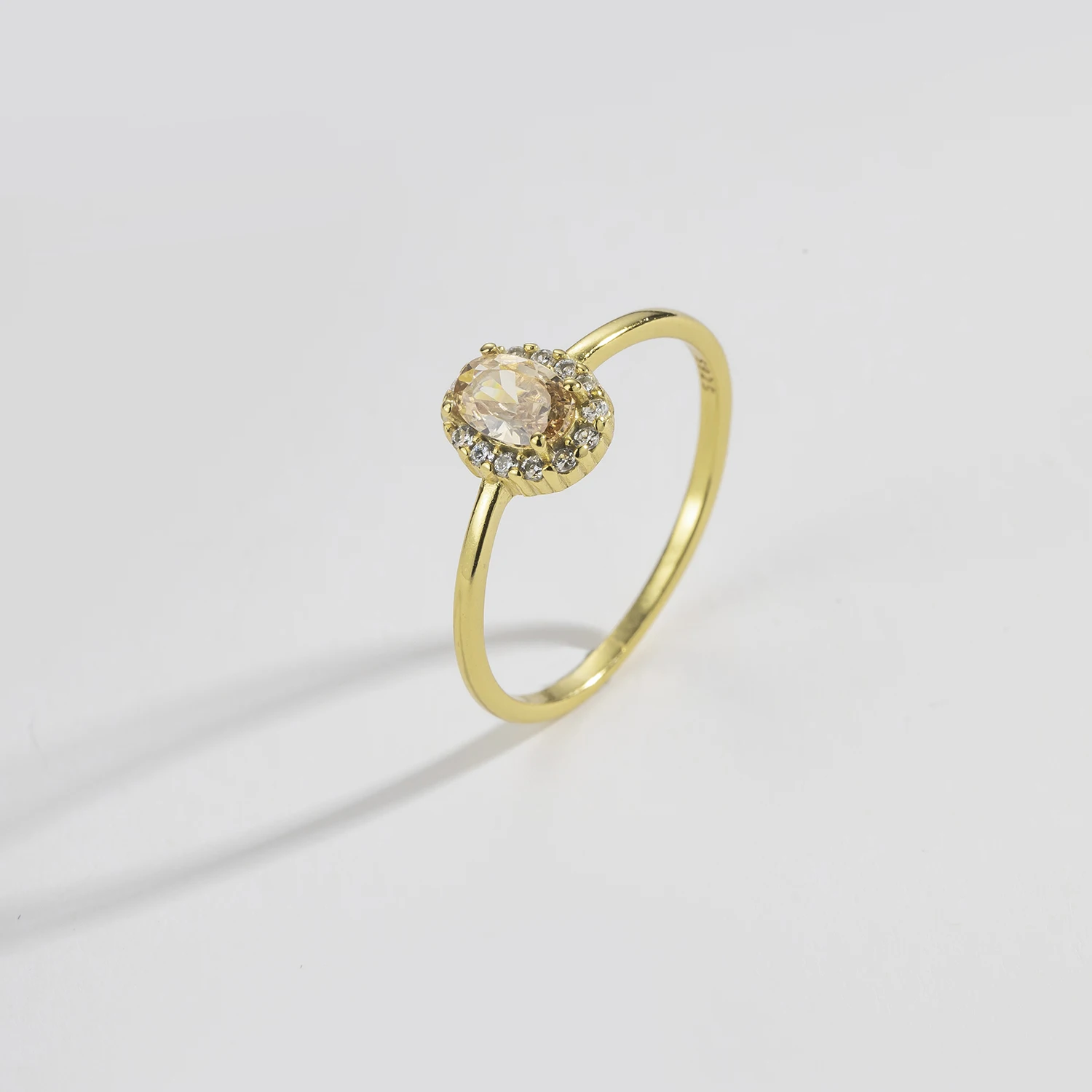 Женское кольцо из серебра 925 пробы с фианитом