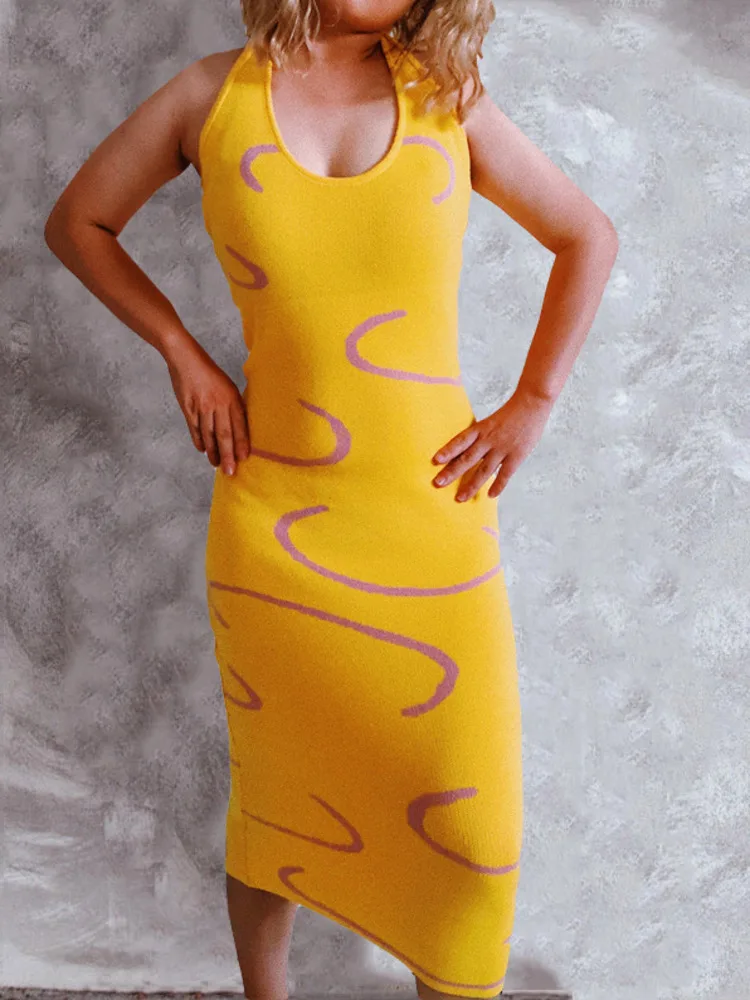 Женское трикотажное облегающее платье желтое миди без рукавов с принтом пейсли