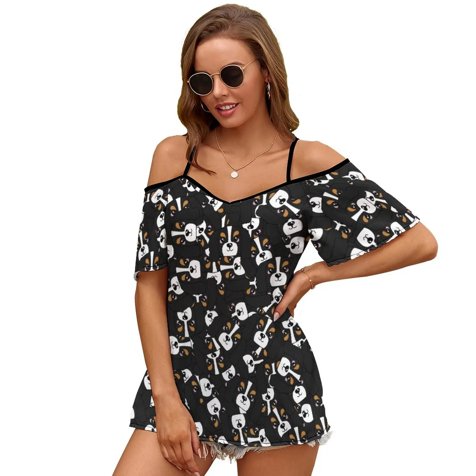 

Женская мини-футболка с разрезом, открытыми плечами и принтом