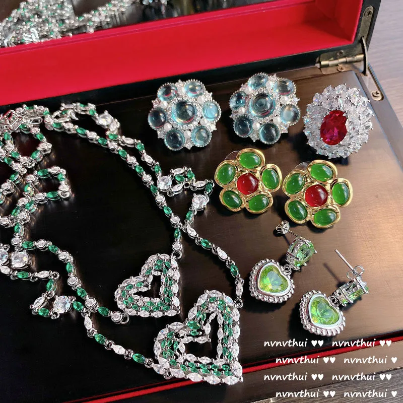 

Oil Painting Peacock Green Heart Gem Earrings Designer 18K Gold Plating Emerald Loving Heart Zircon Arrangement Necklace