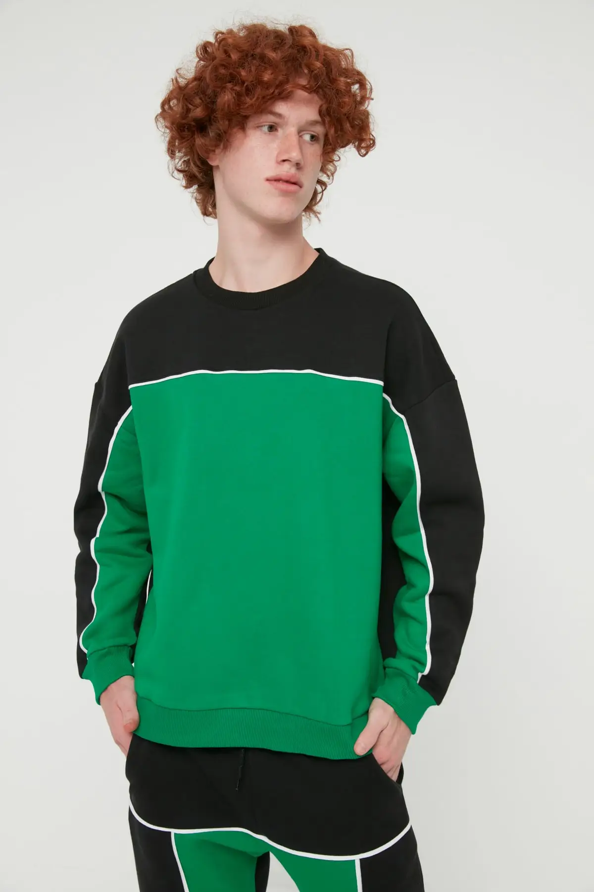 

Men's Oversize Fit Cycling Collar Long Sleeve Color Block Piping Sweatshirt TMNAW22SW2214