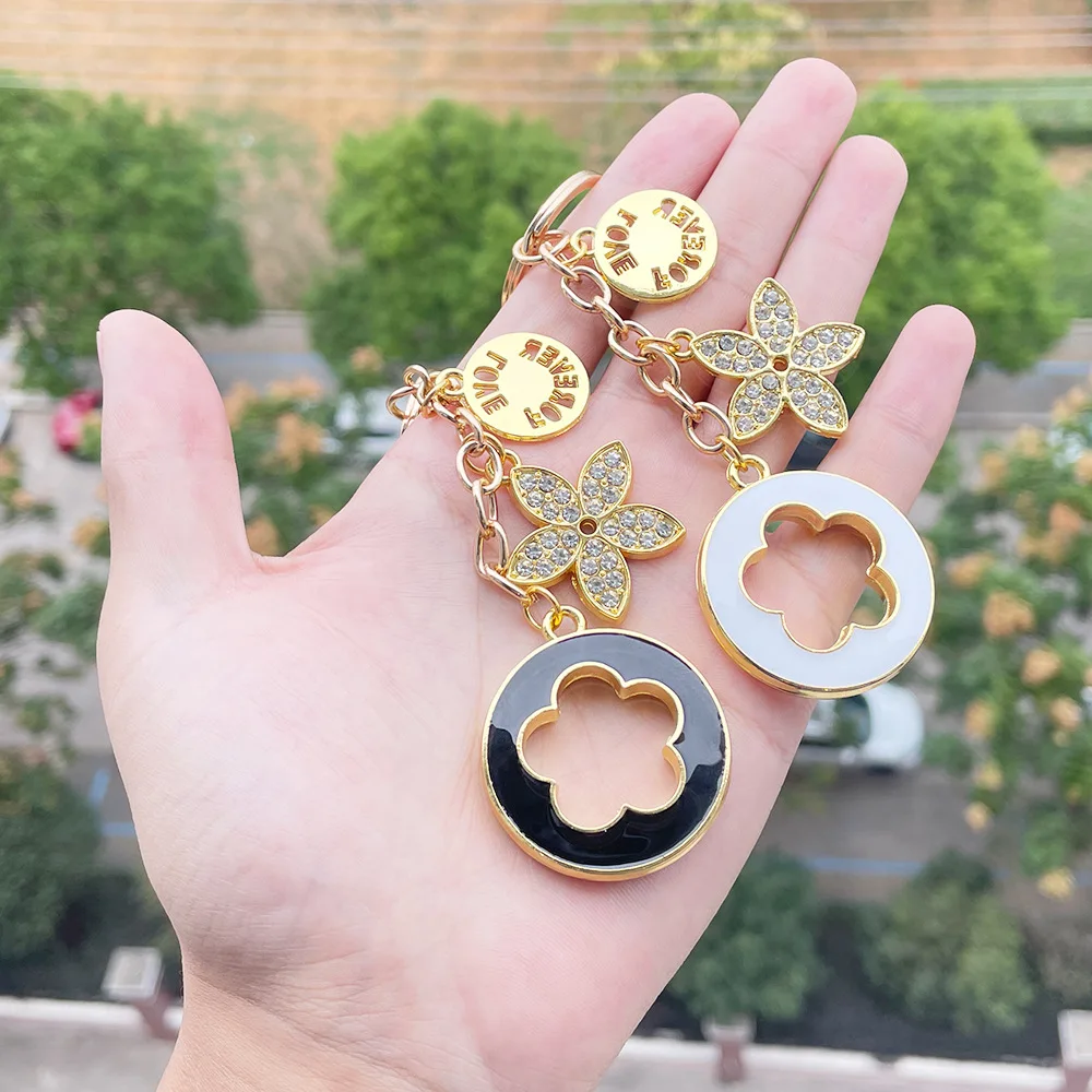 

Брелок для ключей с черным клевером из аниме, металлическая подвеска в виде звезды со стразами, реквизит для косплея, аксессуары для мужчин ...