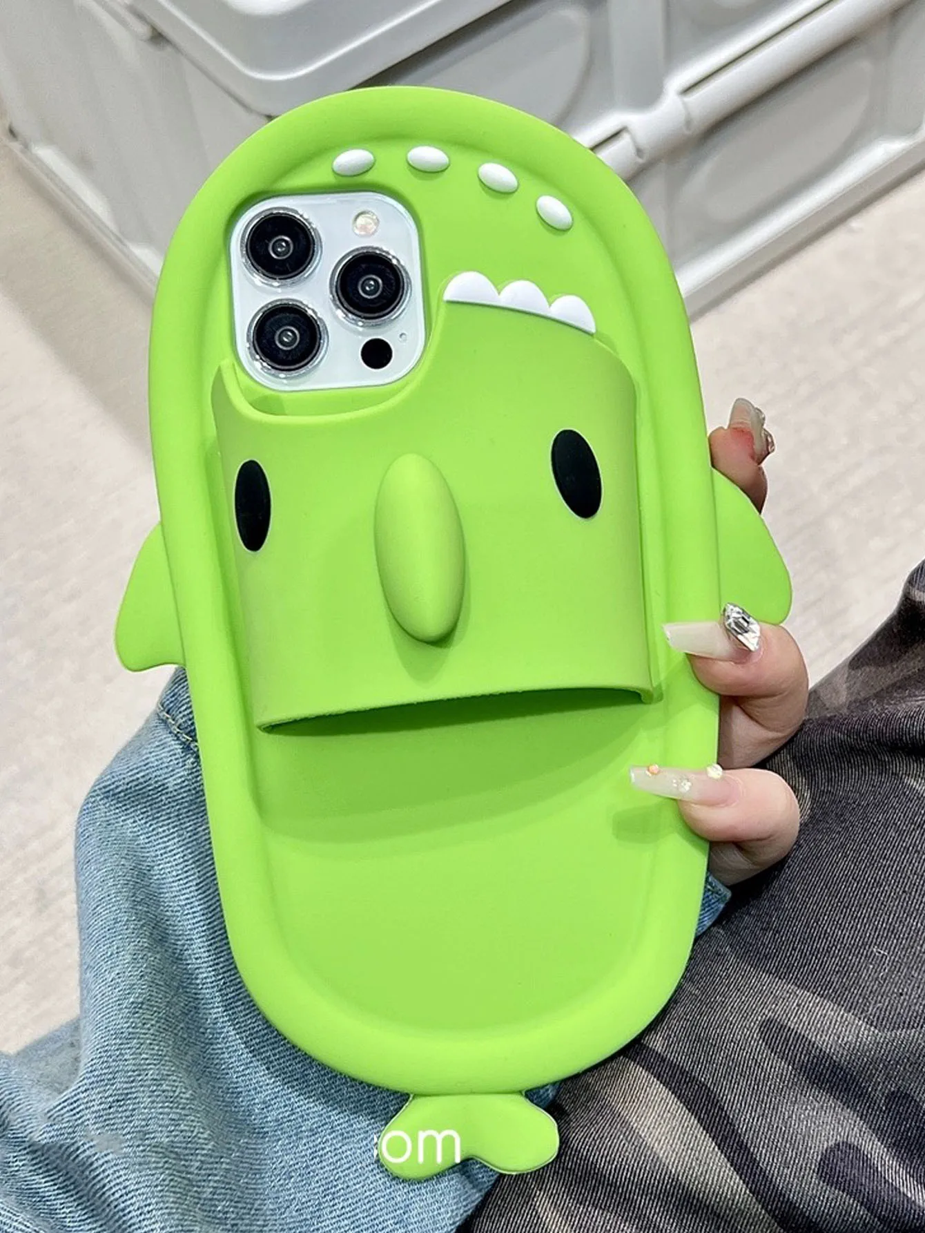 Силиконовый Чехол С 3D Зелеными Тапочками В Виде Акулы Для iPhone 14 Pro Max Совместимый 15