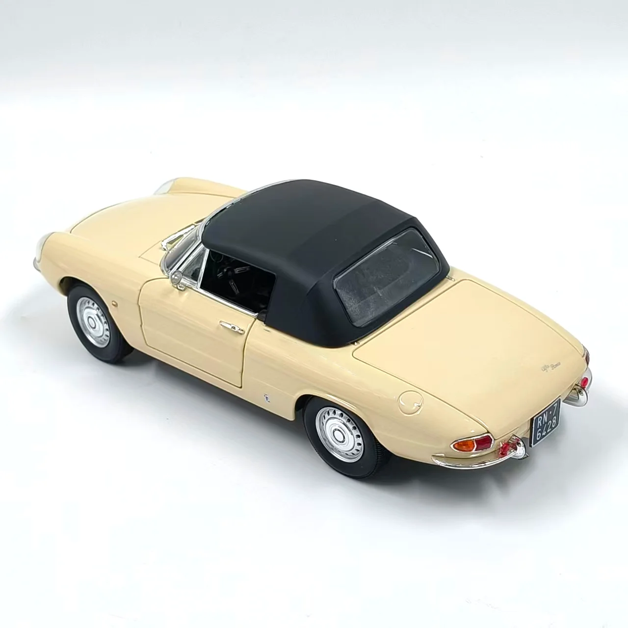 Фото Модель автомобиля Duetto Spider 1966 года из литого металла, масштаб 1:18, серия Diecast TOURING №4
