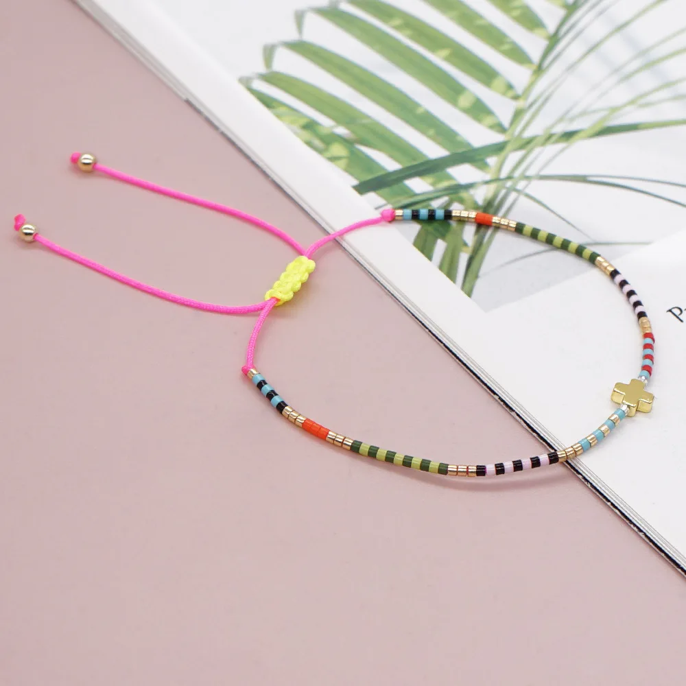 Женский браслет с разноцветными бусинами ручной работы в богемном стиле