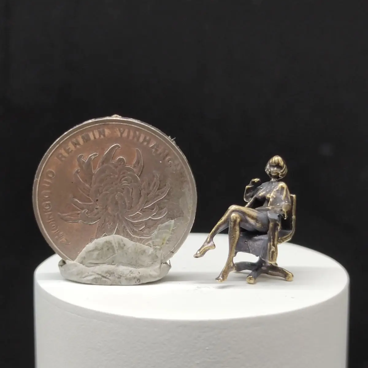 

Миниатюрная латунная статуэтка врача